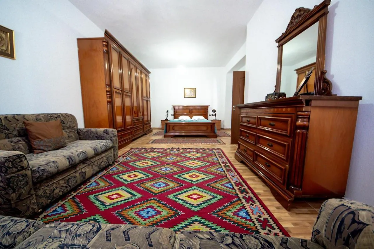 Yellow Stone Guest House Gjirokastër 0*,