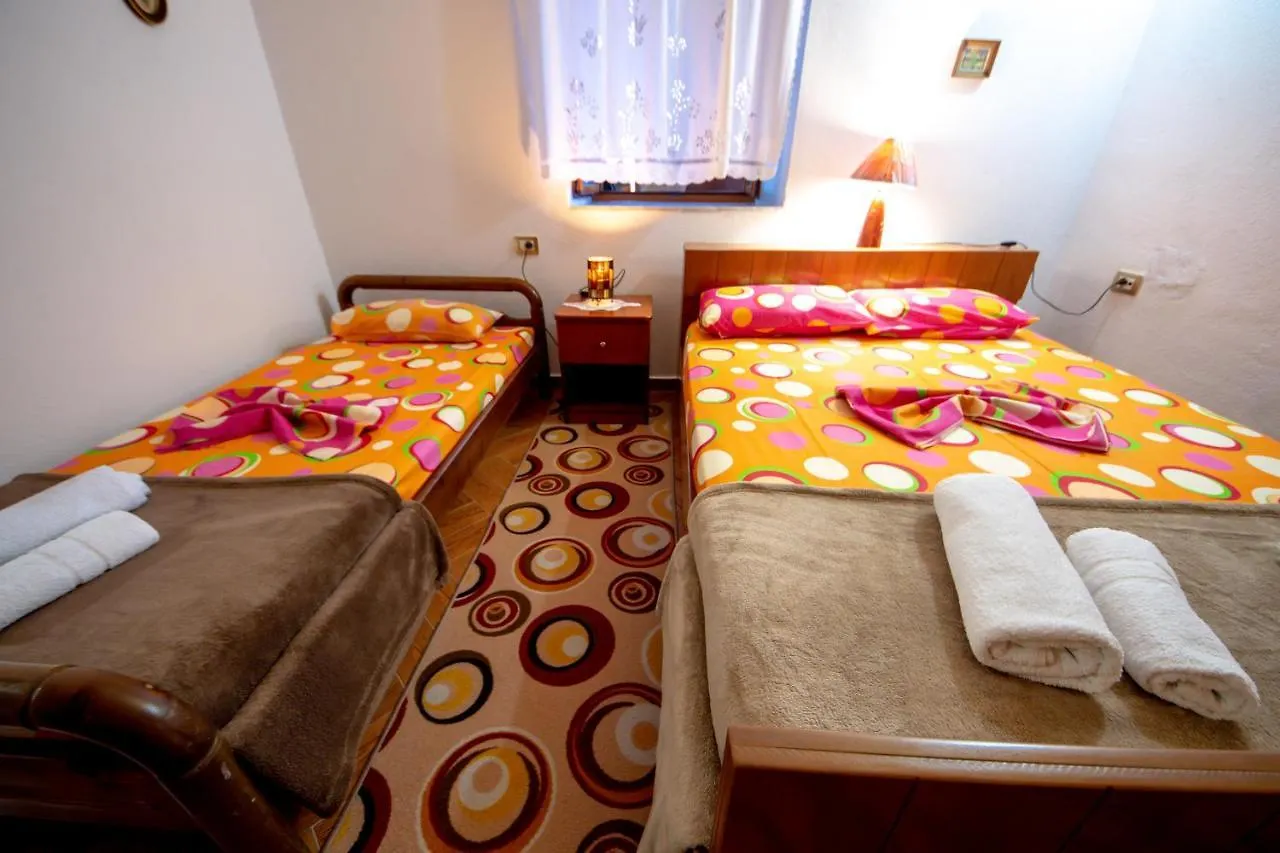 Yellow Stone Guest House Gjirokastër